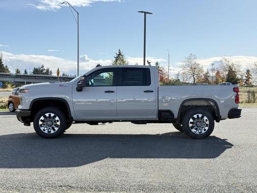 White Sands 2026 Chevrolet Silverado 2500 Custom