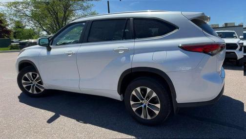 Wind Chill Pearl 2023 Toyota Highlander XLE