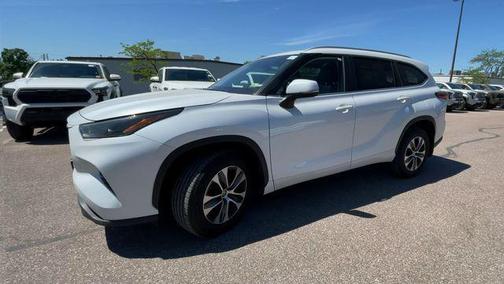 Wind Chill Pearl 2023 Toyota Highlander XLE