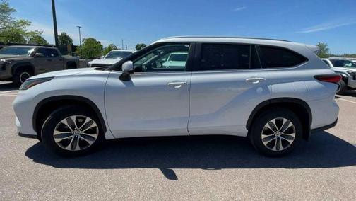 Wind Chill Pearl 2023 Toyota Highlander XLE