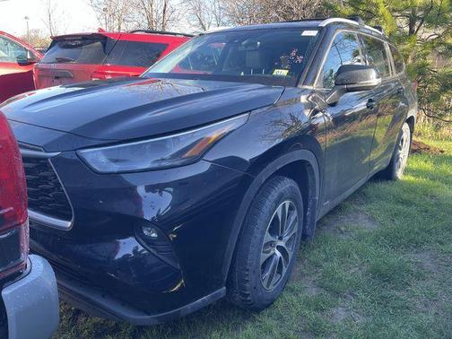 Midnight Black Metallic 2022 Toyota Highlander Hybrid XLE