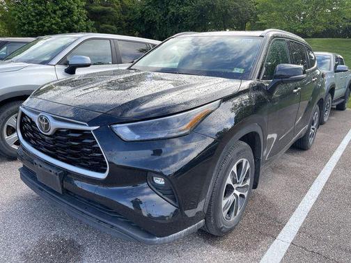 Midnight Black Metallic 2022 Toyota Highlander XLE