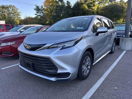 2022 Toyota Sienna LE