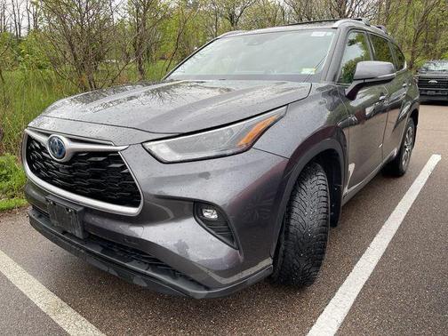 Magnetic Gray Metallic 2022 Toyota Highlander Hybrid XLE