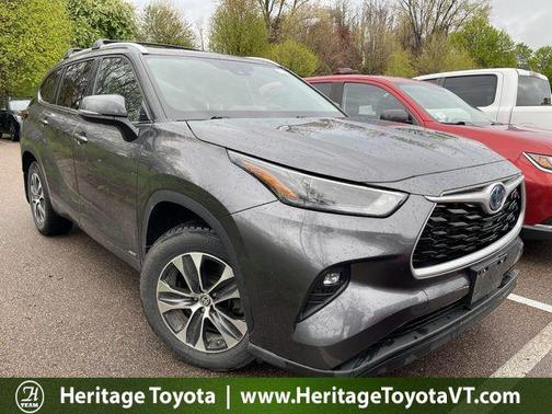 Magnetic Gray Metallic 2022 Toyota Highlander Hybrid XLE