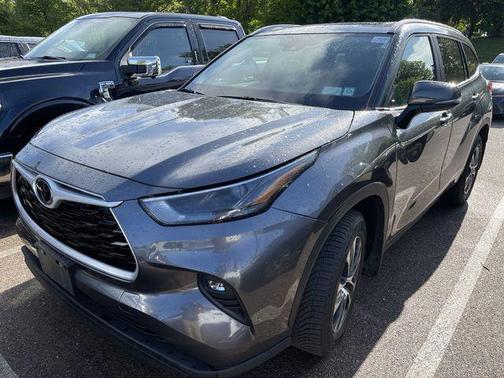 Magnetic Gray Metallic 2023 Toyota Highlander XLE