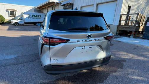 2022 Toyota Sienna LE