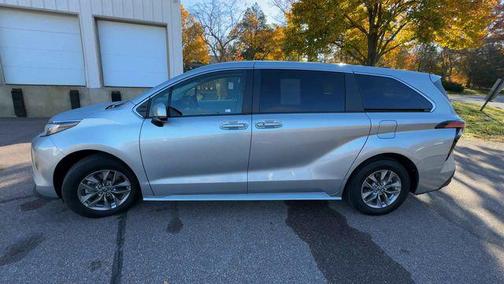 2022 Toyota Sienna LE