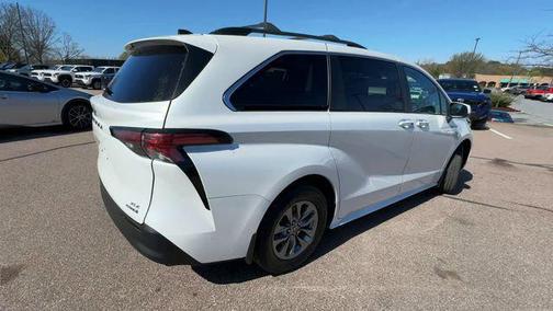 2022 Toyota Sienna XLE 7 Passenger