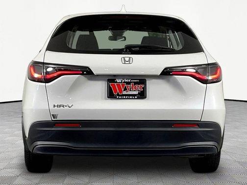 Platinum White Pearl 2023 Honda HR-V LX