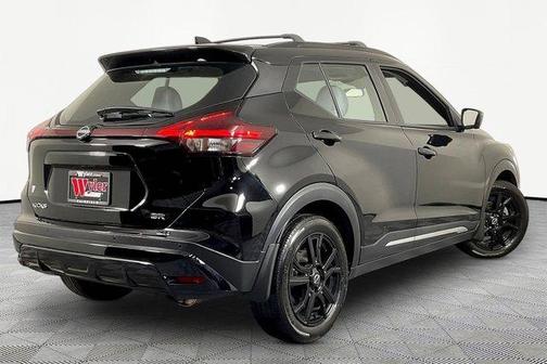 Super Black 2022 Nissan Kicks SR