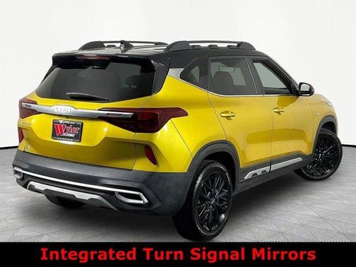 Starbright Yellow / Black Roof 2023 Kia Seltos Nightfall