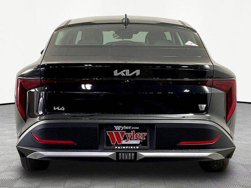 Aurora Black Pearl 2026 Kia K4 LX