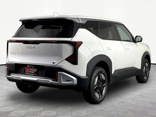 Snow White Pearl 2027 Kia Seltos LX