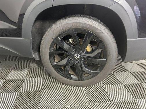 Deep Black Pearl Effect 2024 Volkswagen Taos 1.5T SE