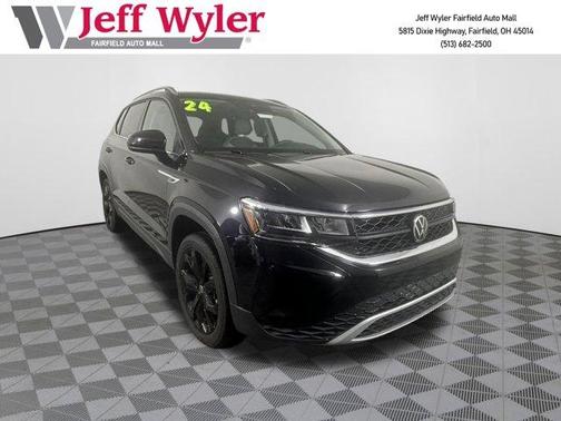 Deep Black Pearl Effect 2024 Volkswagen Taos 1.5T SE