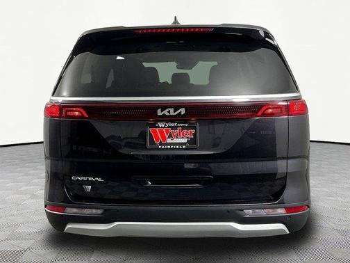 Metal 2024 Kia Carnival LX