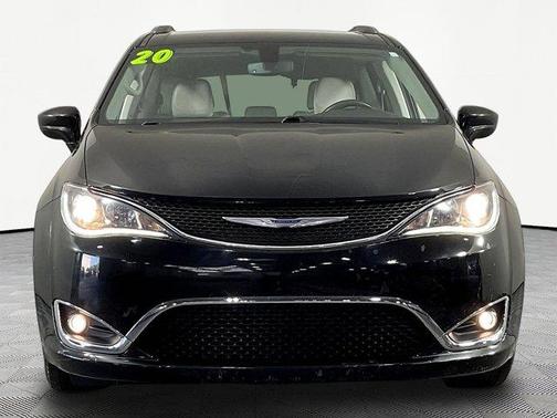 Brilliant Black Crystal Pearlcoat 2020 Chrysler Pacifica Touring-L Plus
