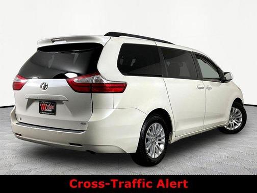 Blizzard Pearl 2017 Toyota Sienna XLE