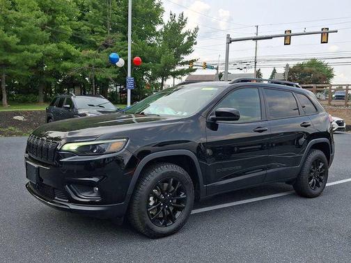 Diamond Black Crystal Pearlcoat 2023 Jeep Cherokee Altitude
