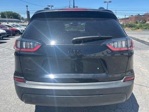 Diamond Black Crystal Pearlcoat 2023 Jeep Cherokee Altitude