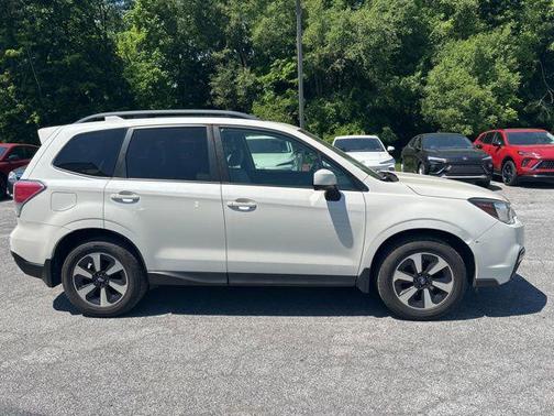 Crystal White Pearl 2017 Subaru Forester 2.5i Premium