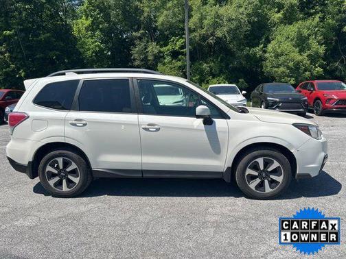 Crystal White Pearl 2017 Subaru Forester 2.5i Premium