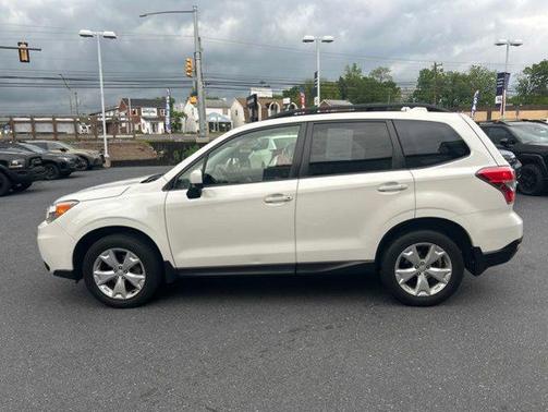 Crystal White Pearl 2016 Subaru Forester 2.5i Premium