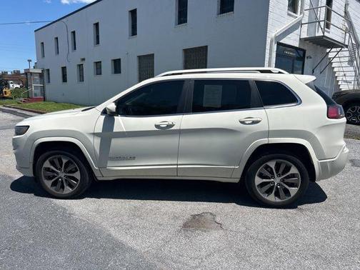 Pearl White Pearlcoat 2019 Jeep Cherokee Overland