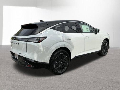 Everest White Pearl Tricoat/Super Black 2026 Nissan Murano Platinum