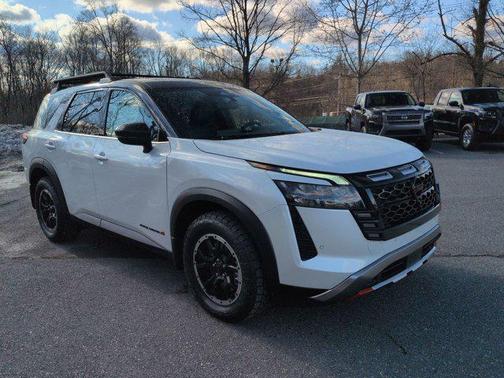 Everest White Pearl Tricoat/Super Black 2026 Nissan Pathfinder Rock Creek