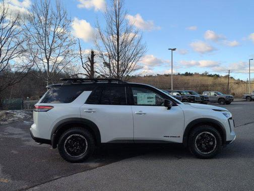 Everest White Pearl Tricoat/Super Black 2026 Nissan Pathfinder Rock Creek