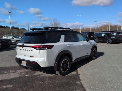 Everest White Pearl Tricoat/Super Black 2026 Nissan Pathfinder Rock Creek