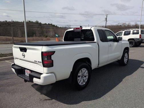 Glacier White 2024 Nissan Frontier SV