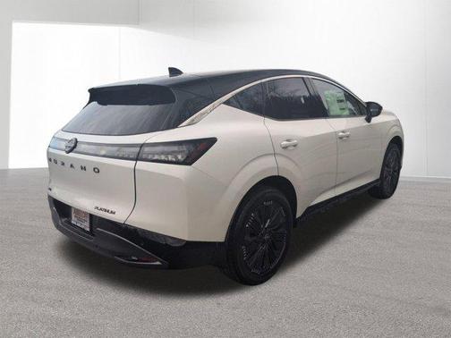 Everest White Pearl Tricoat/Super Black 2026 Nissan Murano Platinum