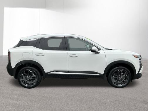 Aspen White Tricoat 2025 Nissan Kicks SR