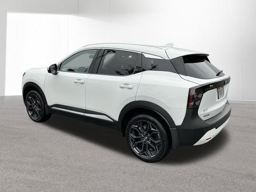 Aspen White Tricoat 2025 Nissan Kicks SR