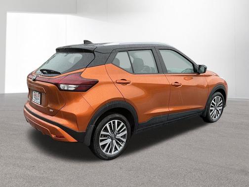 Monarch Orange Metallic/Super Black 2024 Nissan Kicks SV