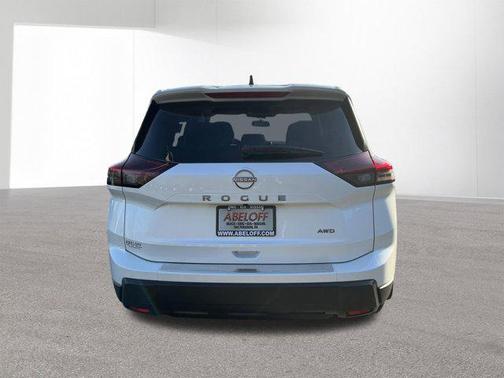 Everest White Pearl Tricoat 2026 Nissan Rogue SV