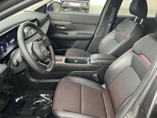 Gun Metallic/Super Black 2025 Nissan Kicks SR