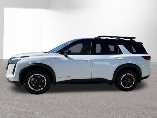 Everest White Pearl Tricoat/Super Black 2026 Nissan Pathfinder Rock Creek