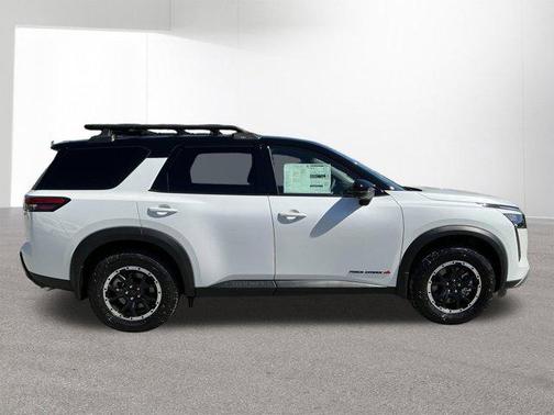 Everest White Pearl Tricoat/Super Black 2026 Nissan Pathfinder Rock Creek