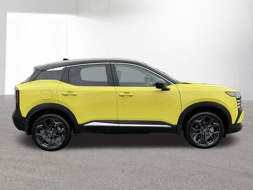 Yuzu Yellow Metallic/Super Black 2026 Nissan Kicks SR