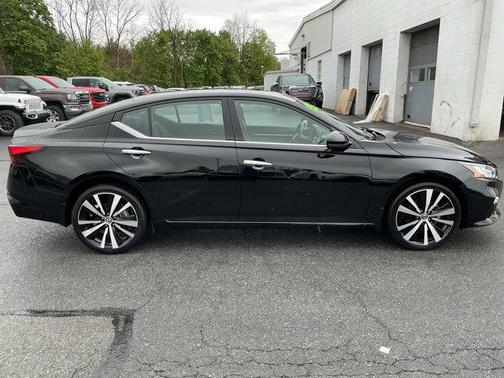 Super Black 2022 Nissan Altima Platinum Intelligent AWD