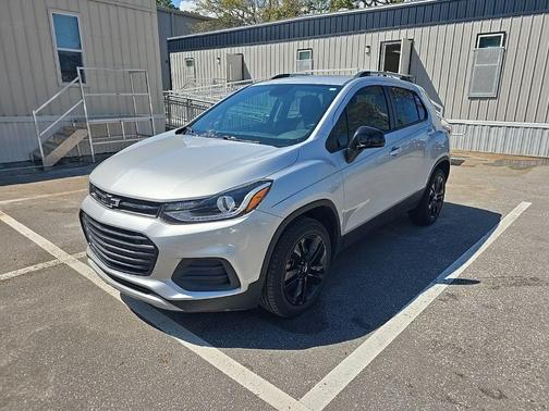 Silver Ice Metallic 2022 Chevrolet Trax LT
