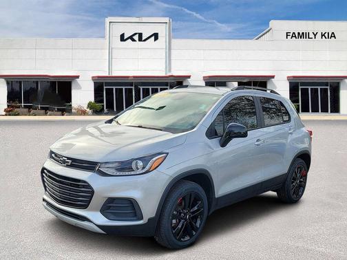 Silver Ice Metallic 2022 Chevrolet Trax LT