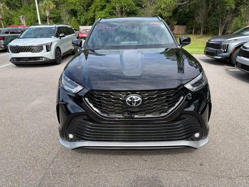 Midnight Black Metallic 2023 Toyota Highlander XSE