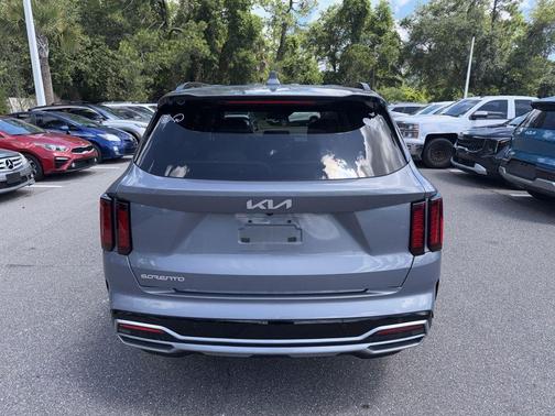 Everlasting Silver 2023 Kia Sorento S
