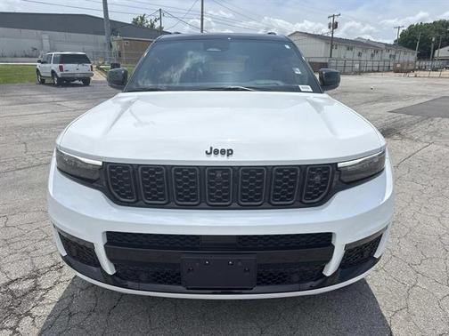 Bright White Clearcoat 2023 Jeep Grand Cherokee L Summit