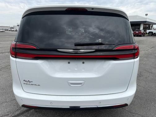 Bright White Clearcoat 2021 Chrysler Pacifica Touring-L